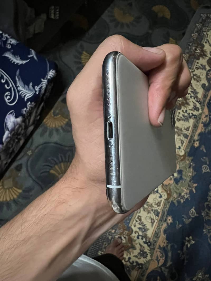 Apple iPhone 11 Pro Max 2