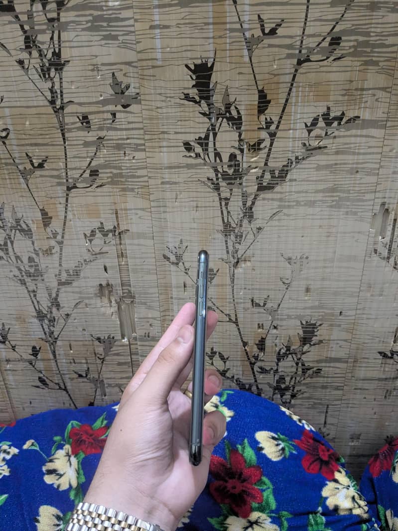 Apple iPhone 11 Pro Max 4