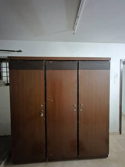 3 doors wardrobe