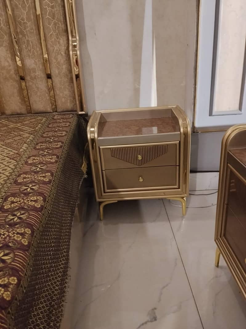 bed side table and showcase 2
