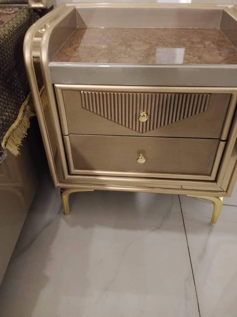 bed side table and showcase 4