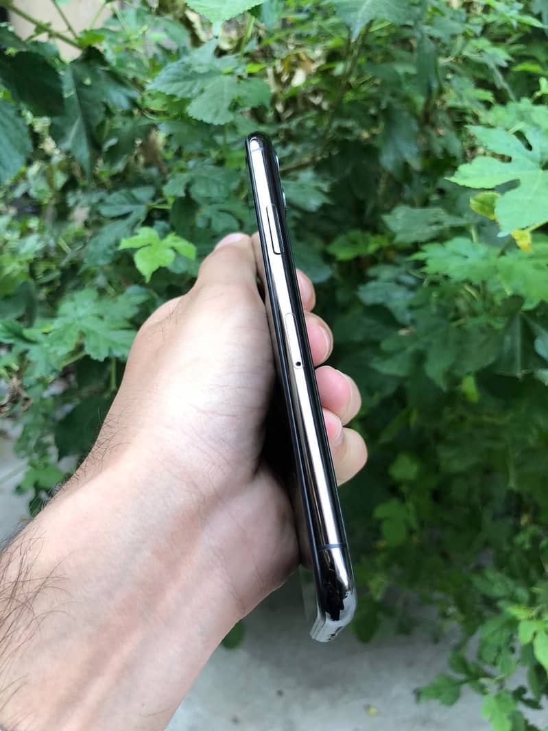 Apple iPhone 11 Pro 4