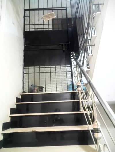 Opportunity for a big family. 5 rooms portion wirh roof.