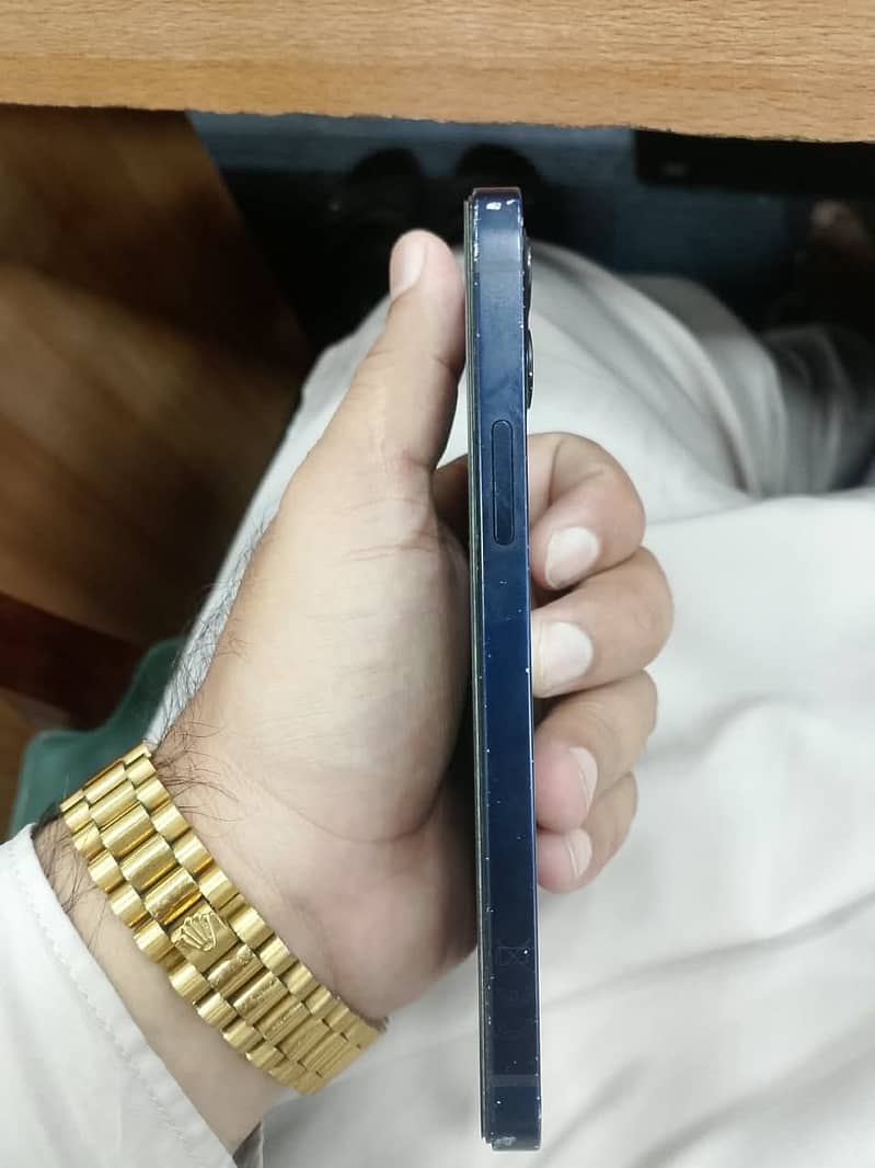 Apple iPhone 12 4