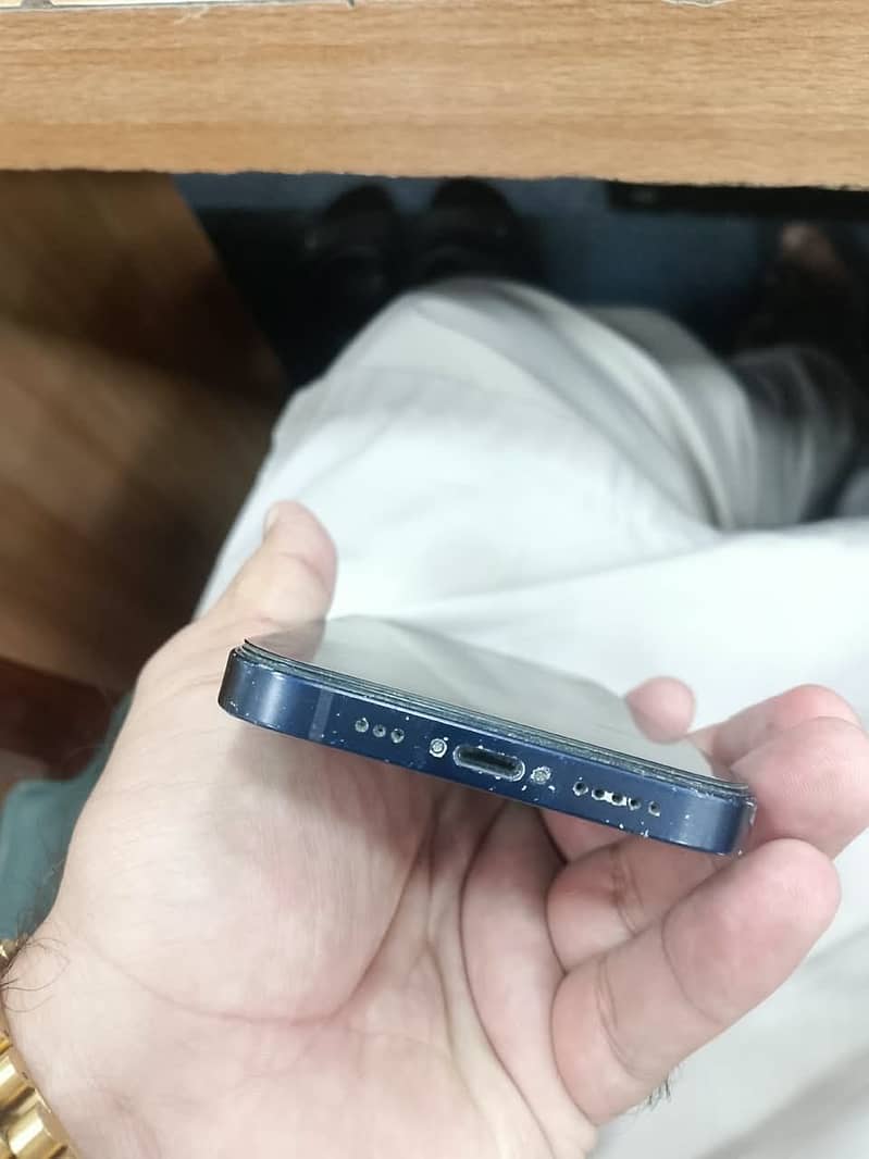 Apple iPhone 12 6