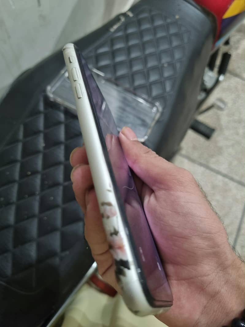 Apple iPhone 11 0
