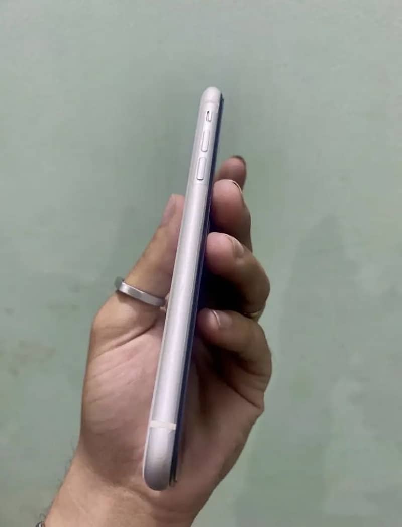 Apple iPhone 11 4