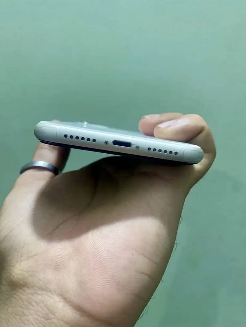 Apple iPhone 11 7