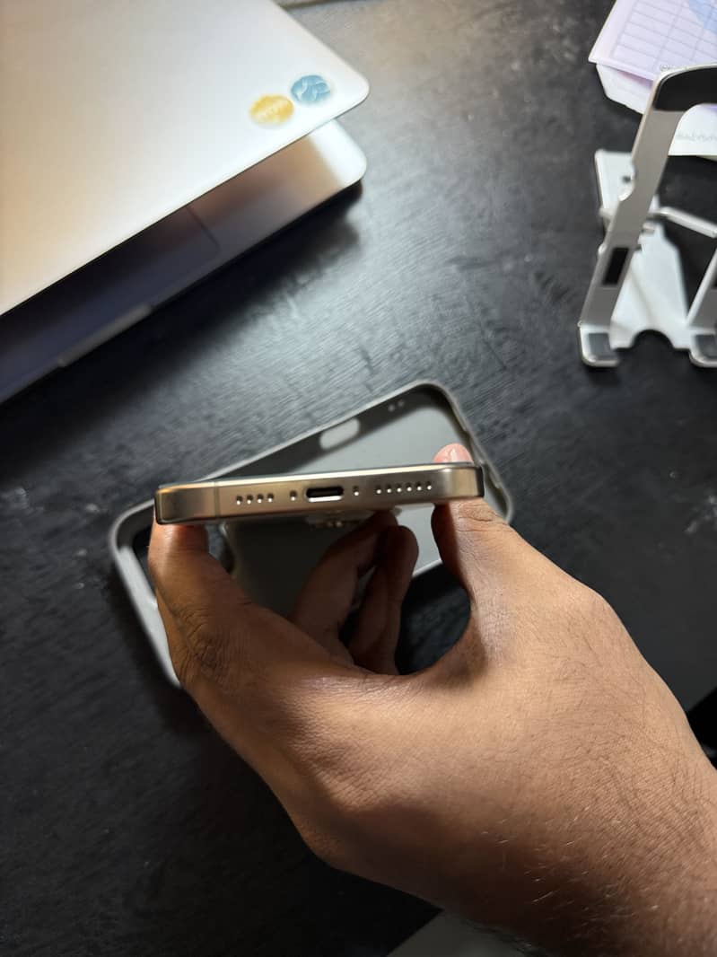 Apple iPhone 16 Pro Max 4