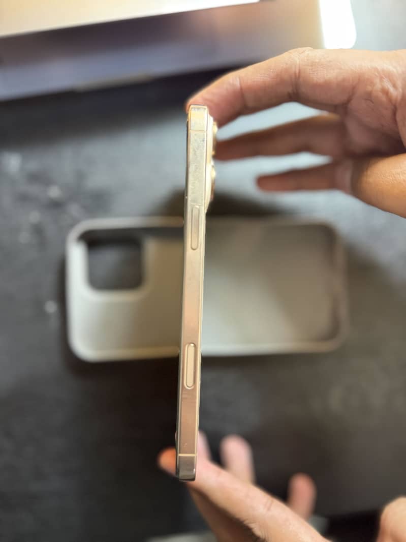Apple iPhone 16 Pro Max 6