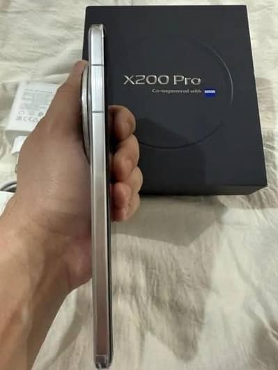 Vivo x200 Pro mobile 16 /512/gb complete saman warranty 4 ma
