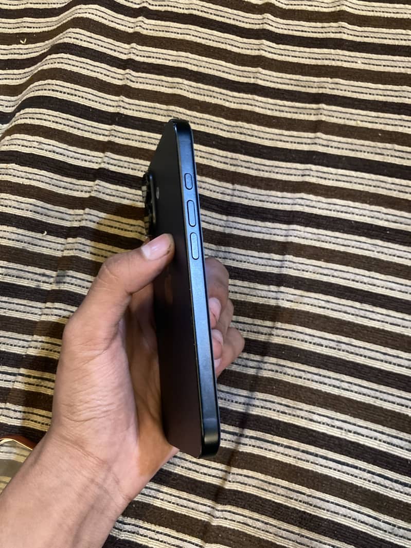 Apple iPhone 16 3