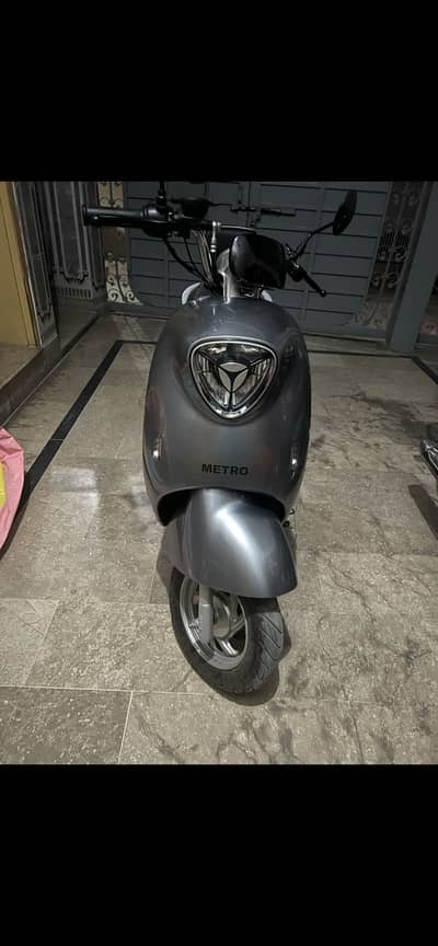 Metro M6 electric scooty