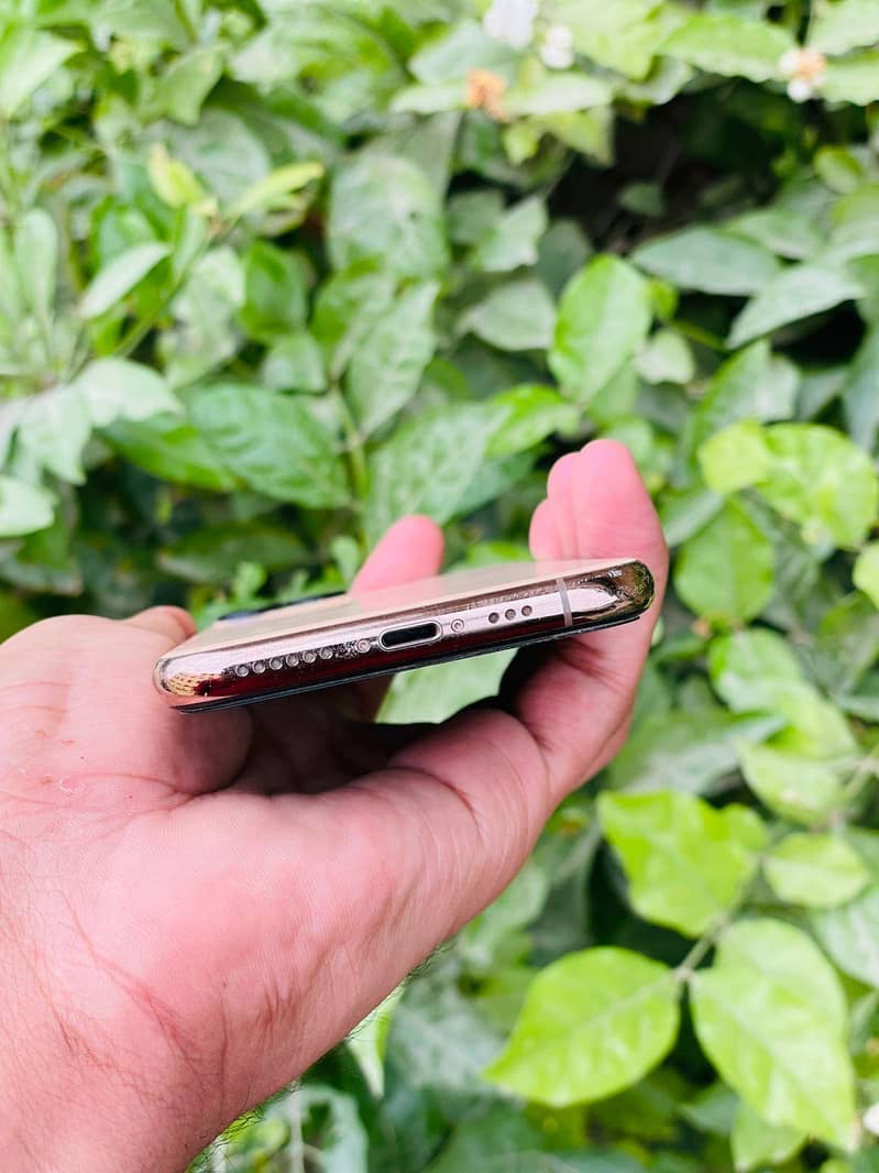 Apple iPhone 11 Pro 4