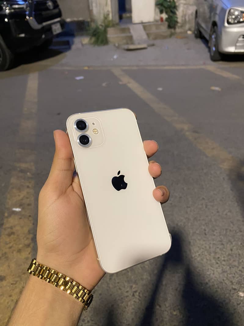 Apple iPhone 12 4