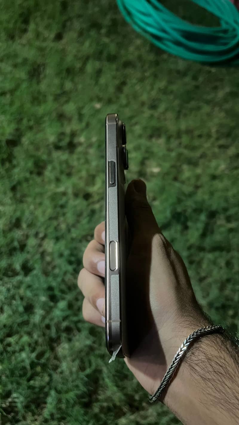 Apple iPhone 16 Pro Max 1