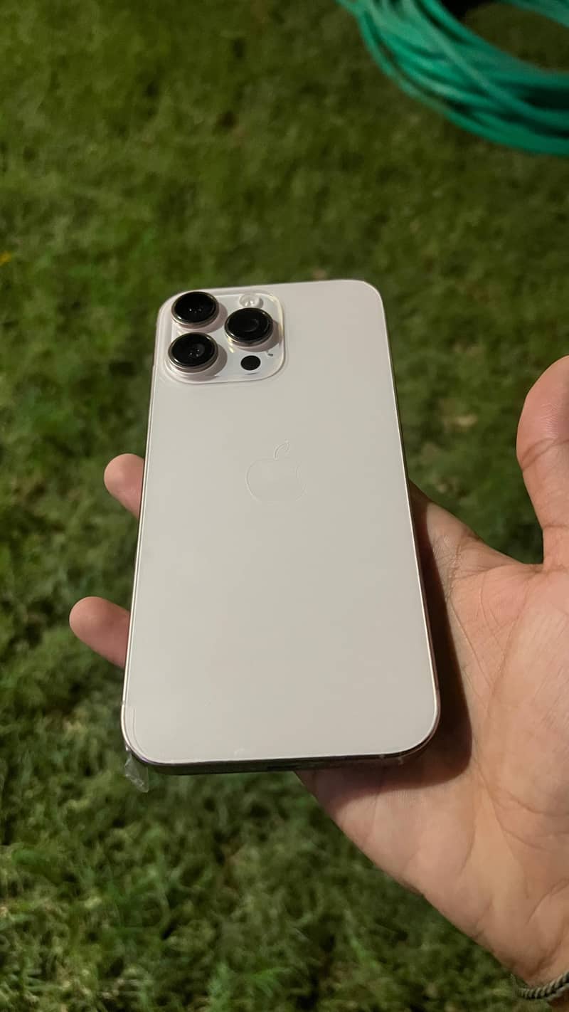 Apple iPhone 16 Pro Max 2