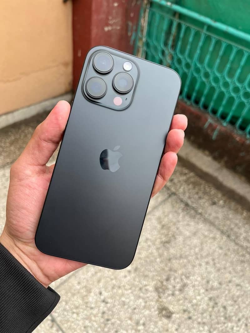 Apple iPhone 16 Pro Max 2
