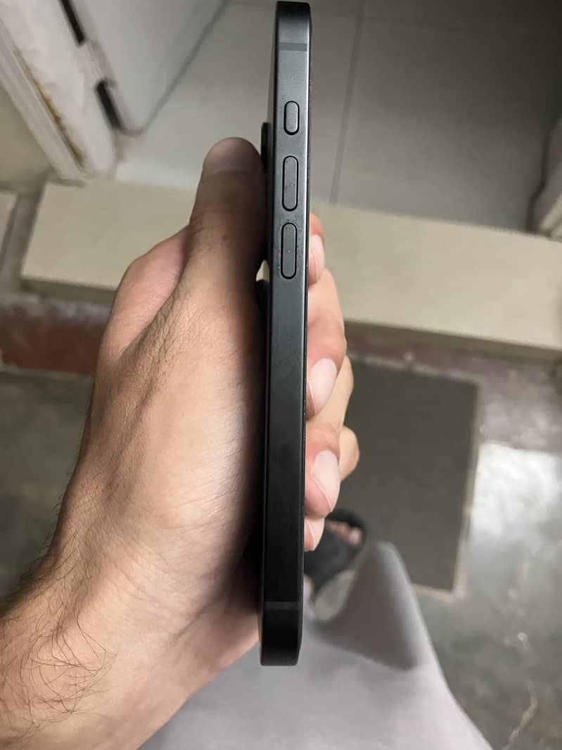 Apple iPhone 16e 0