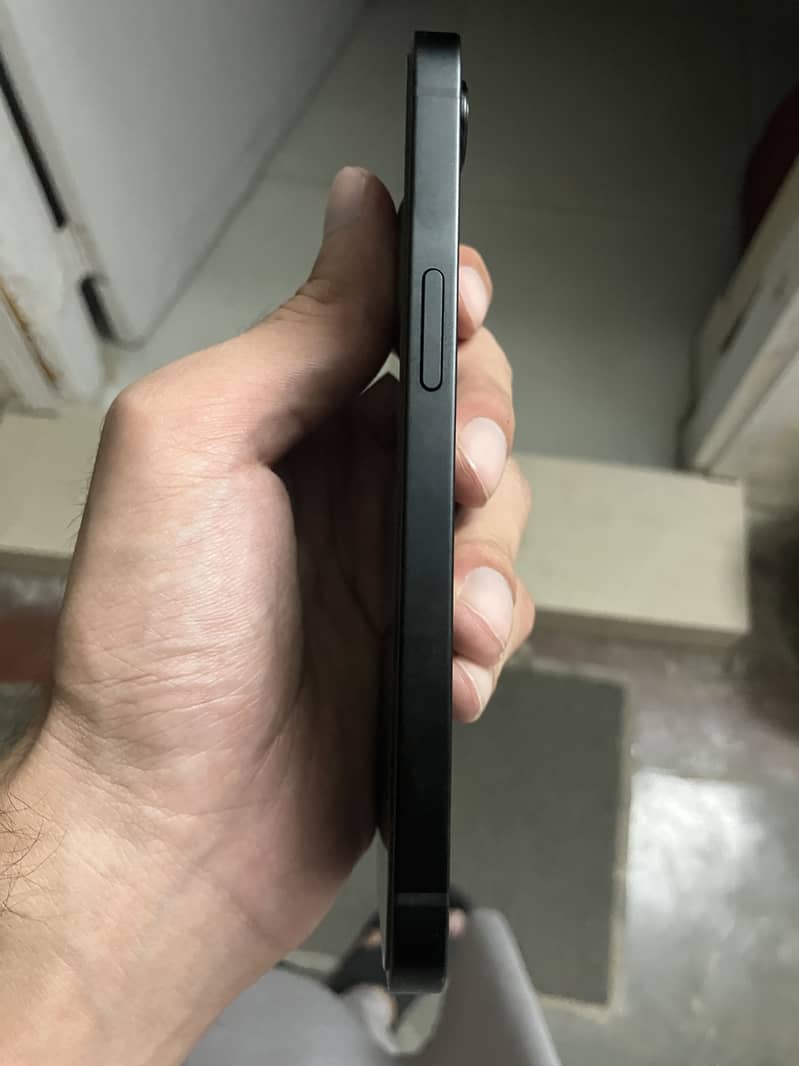 Apple iPhone 16e 1