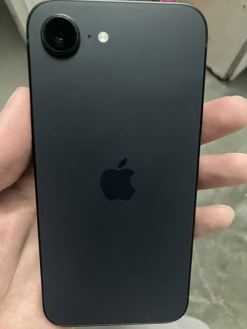Apple iPhone 16e 2