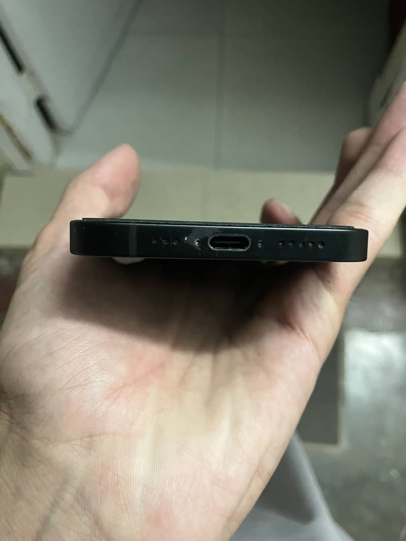 Apple iPhone 16e 3
