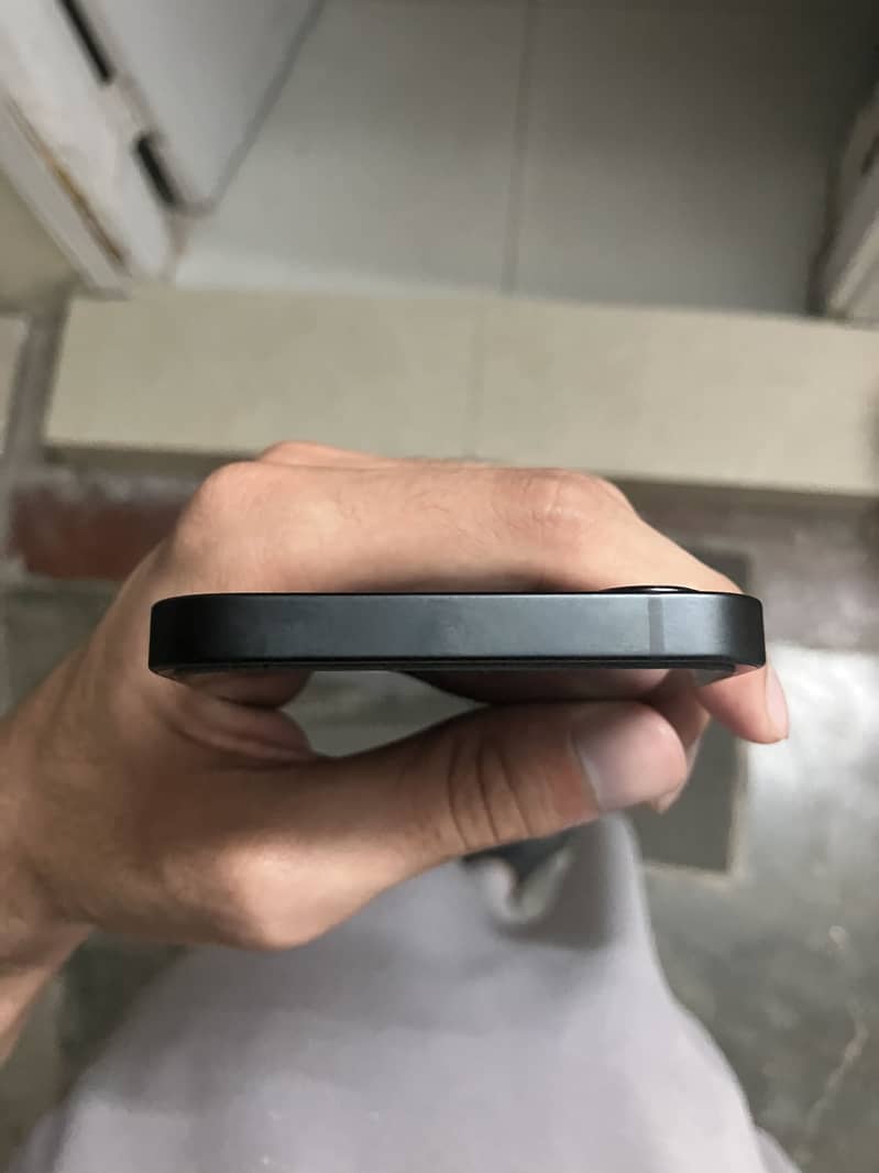 Apple iPhone 16e 4