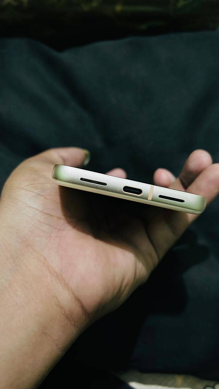 Google Pixel 8 4