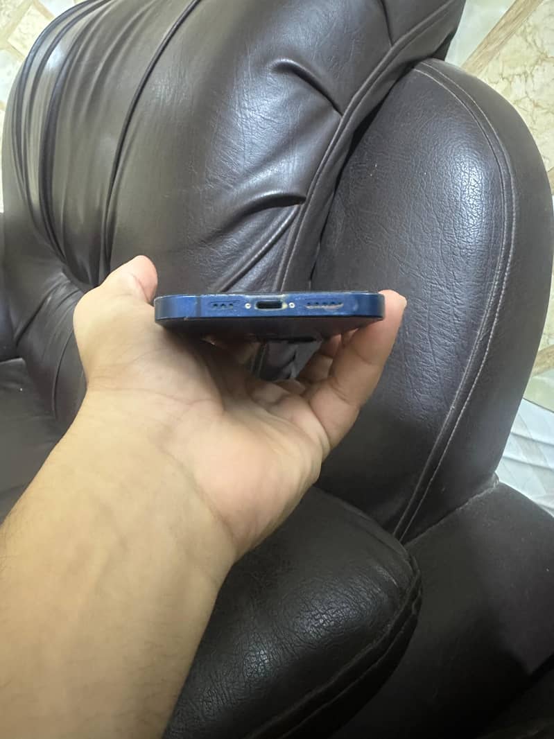 Apple iPhone 12 4