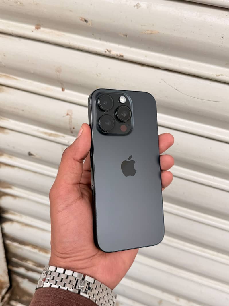 Apple iPhone 16 Pro 1