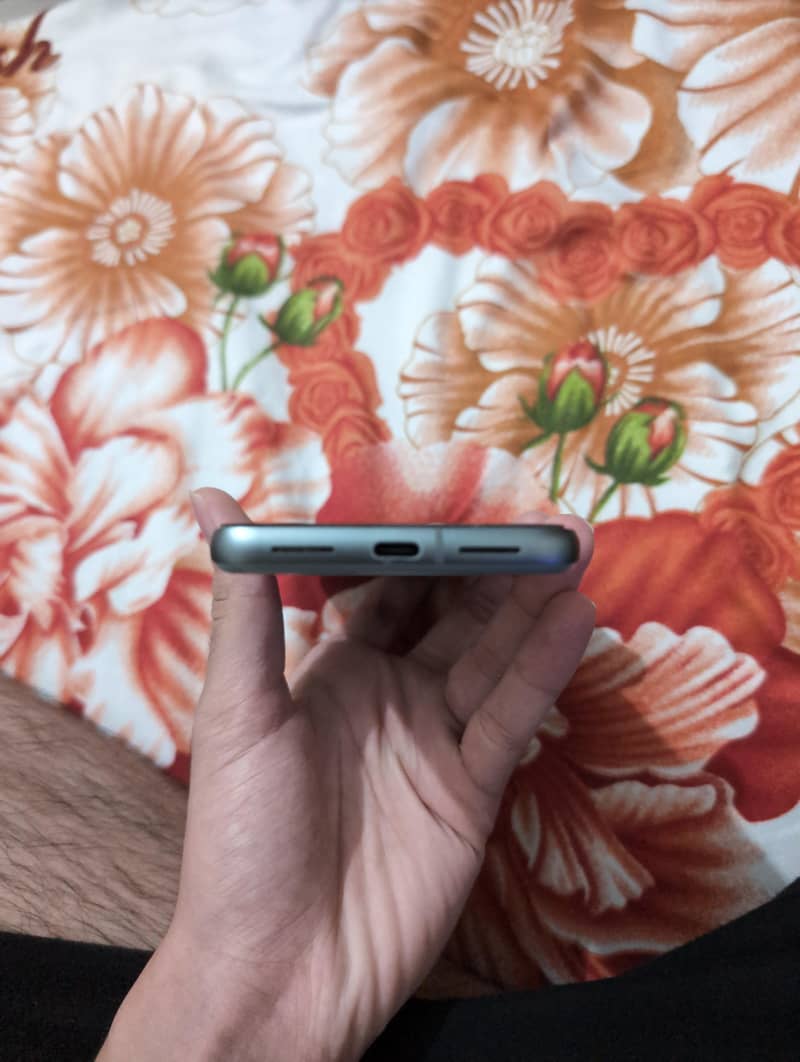 Google Pixel 8 4