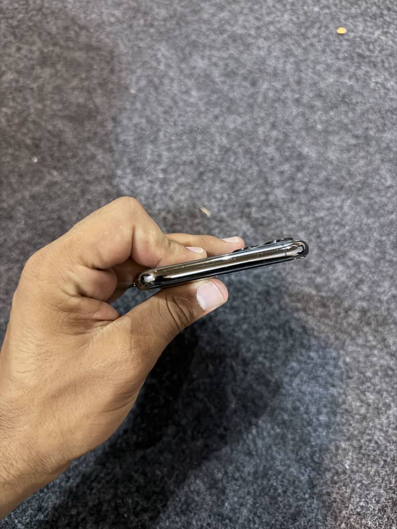Apple iPhone 11 Pro Max 2