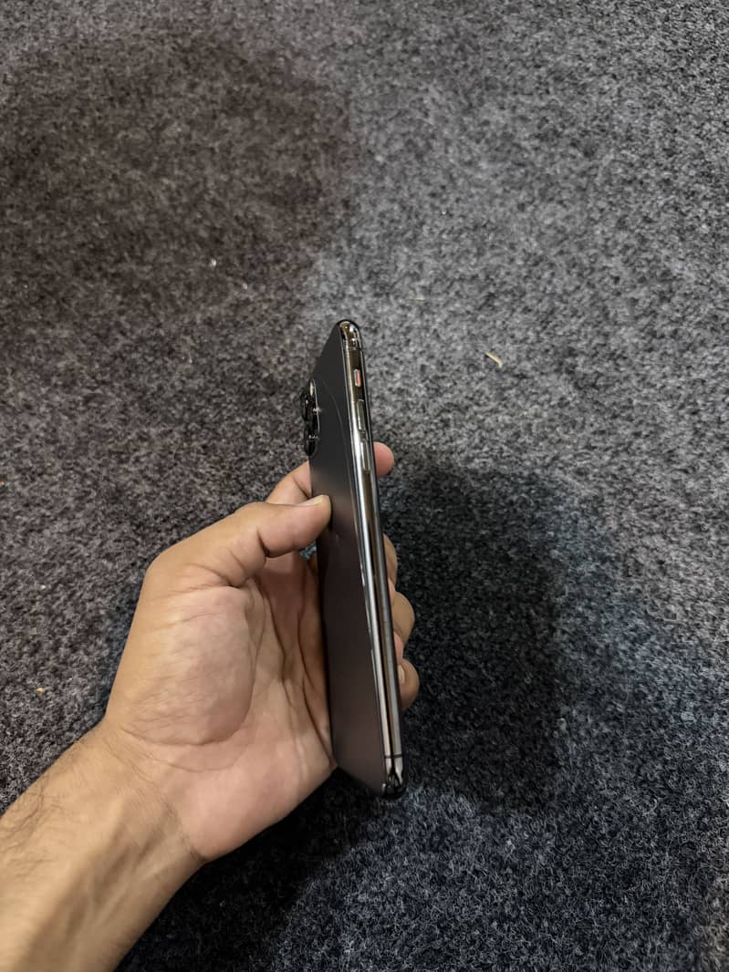 Apple iPhone 11 Pro Max 3