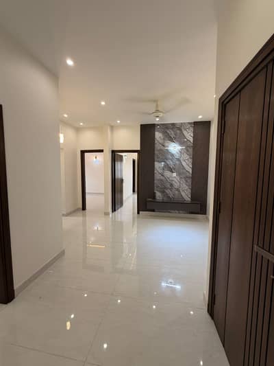Defence 500 Yards Bungalow 3 Bedrooms Portion SEPRATE WATER TANK