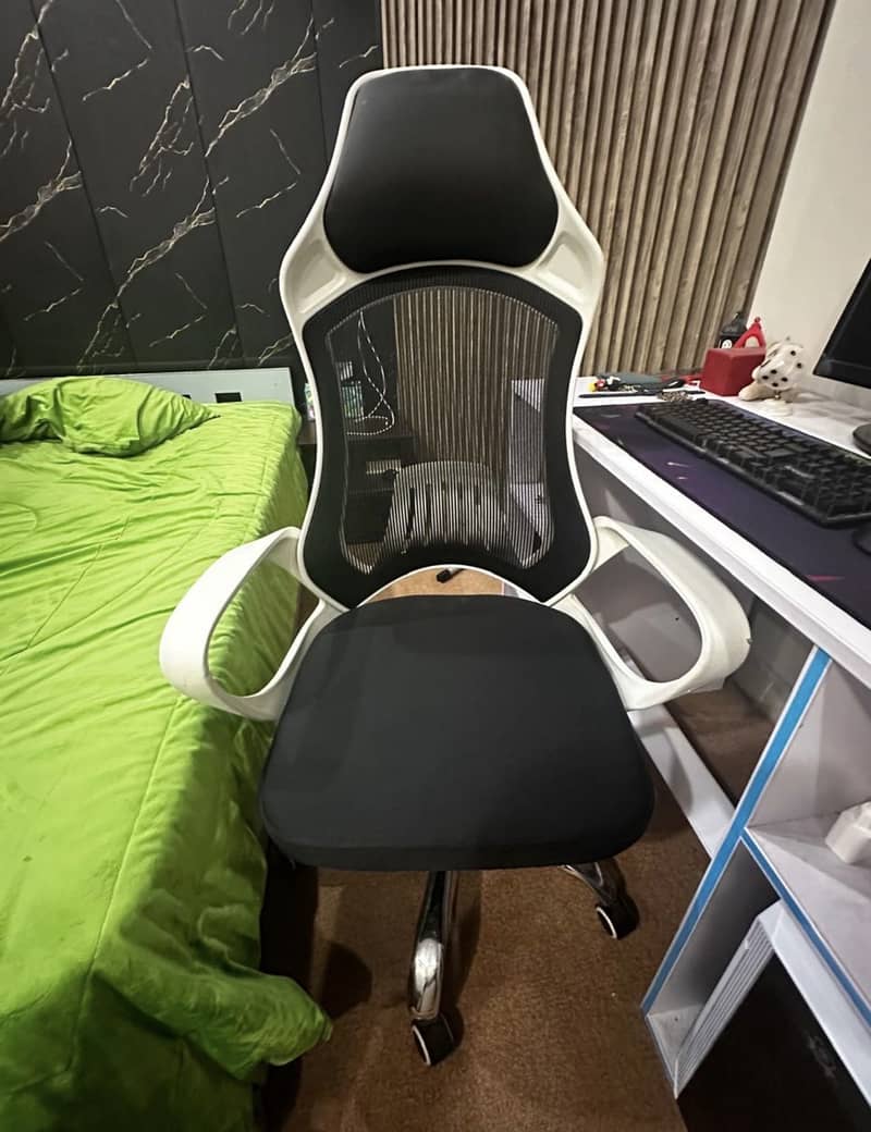 White computer chair 1