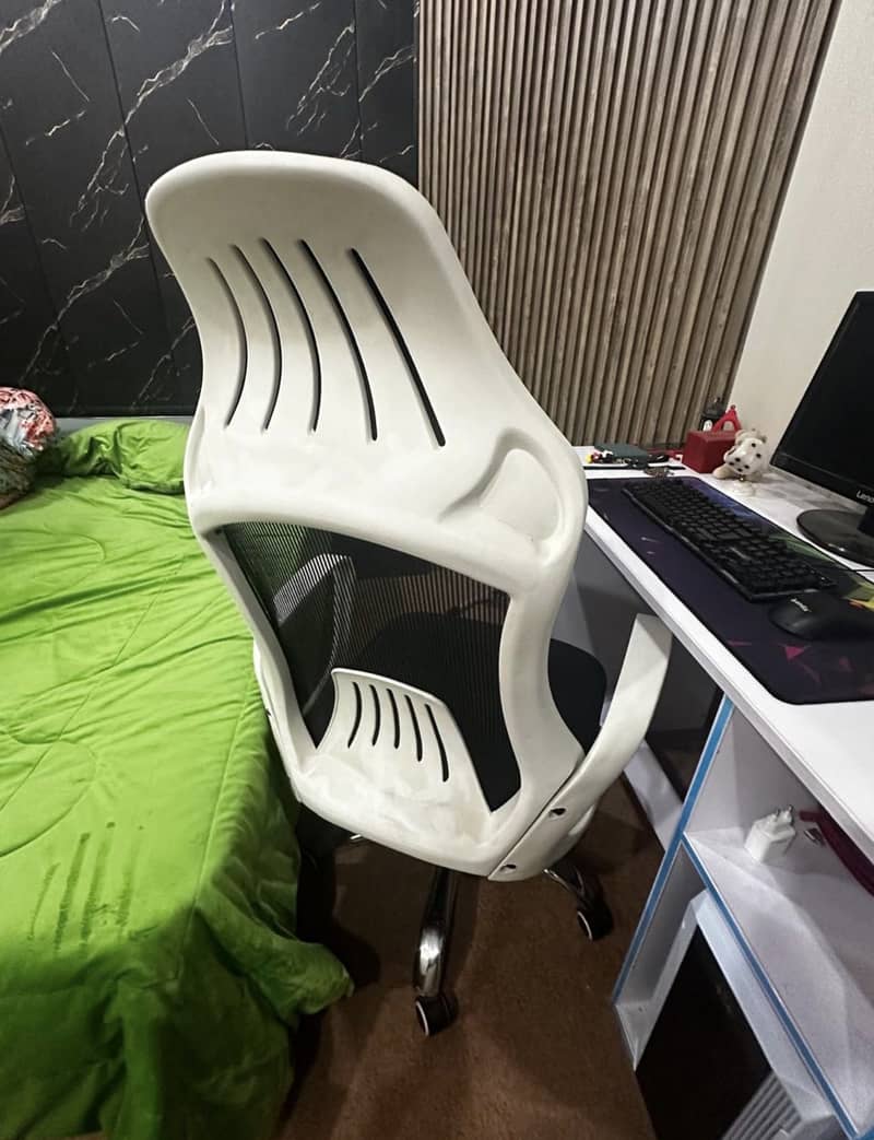 White computer chair 2