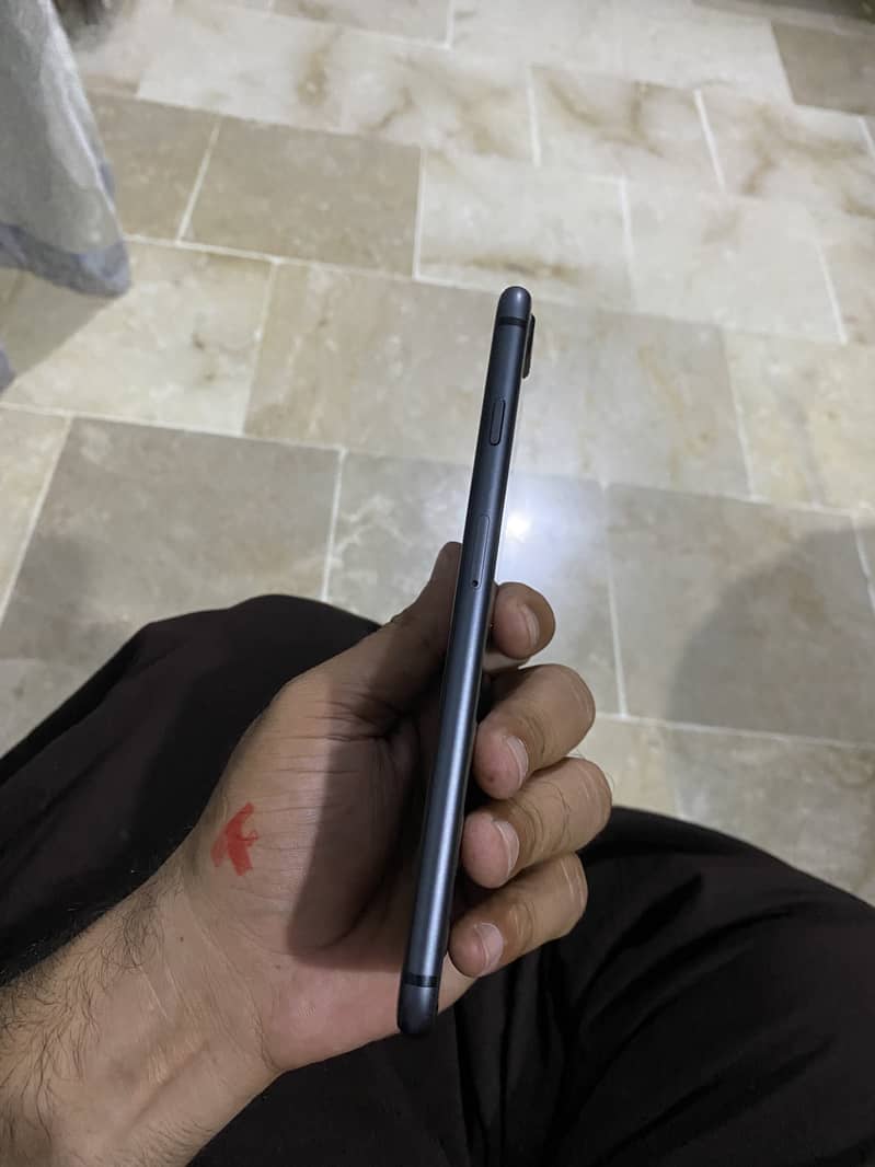 Apple iPhone 8 Plus 4