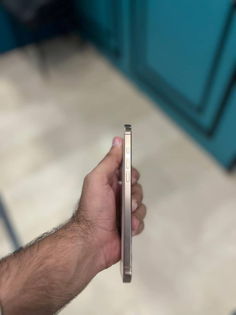 Apple iPhone 16 Pro Max 3