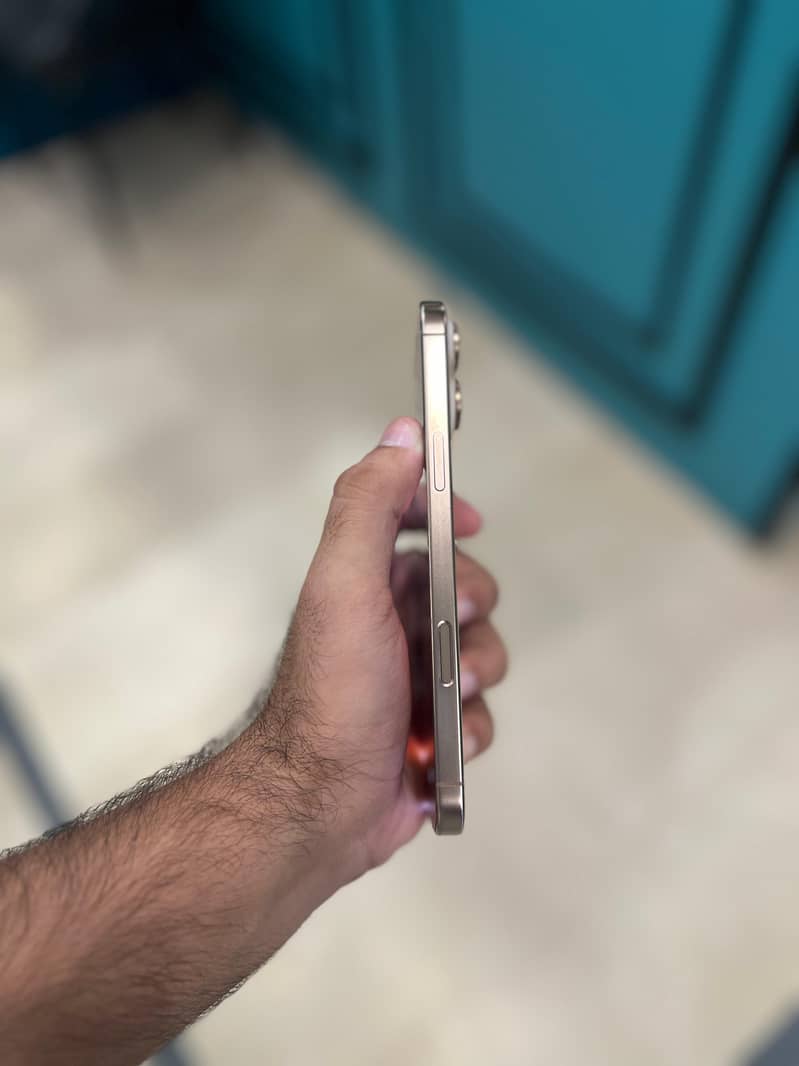 Apple iPhone 16 Pro Max 4