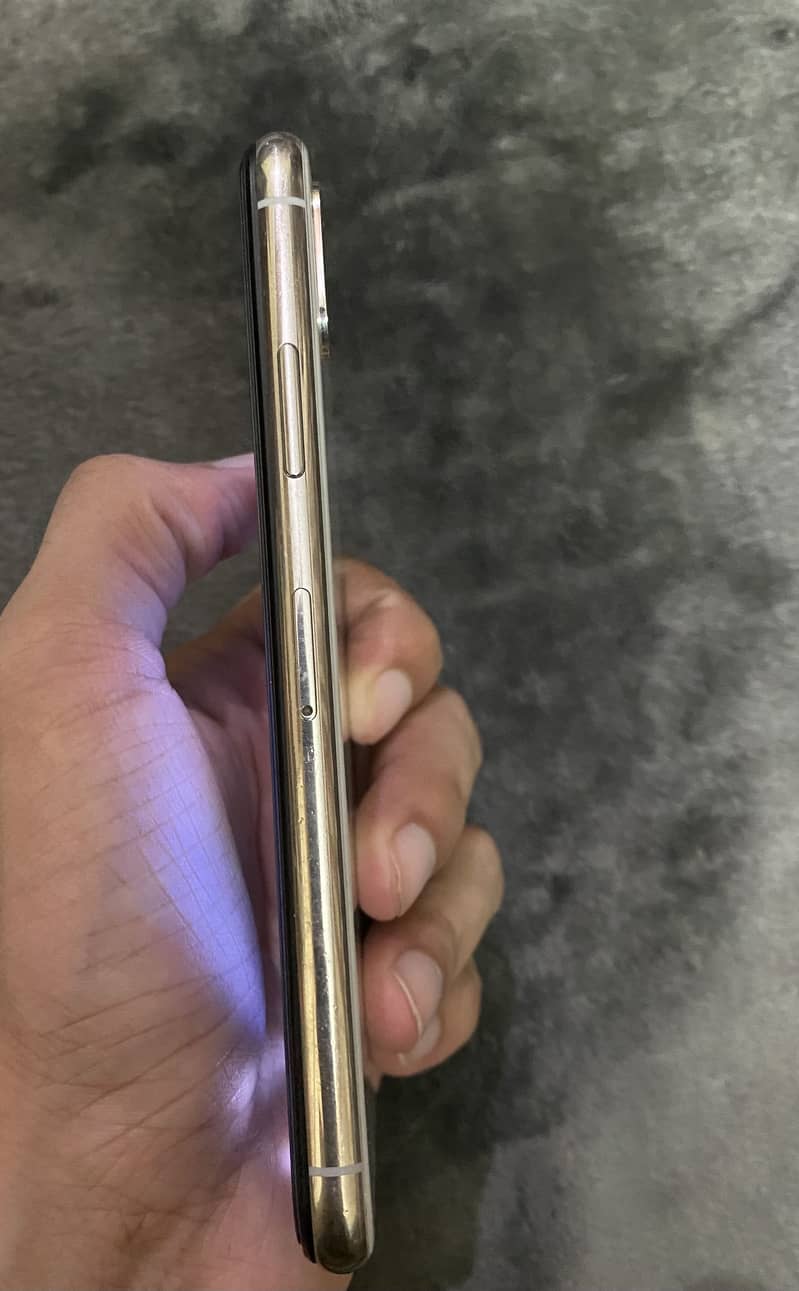 Apple iPhone X 4