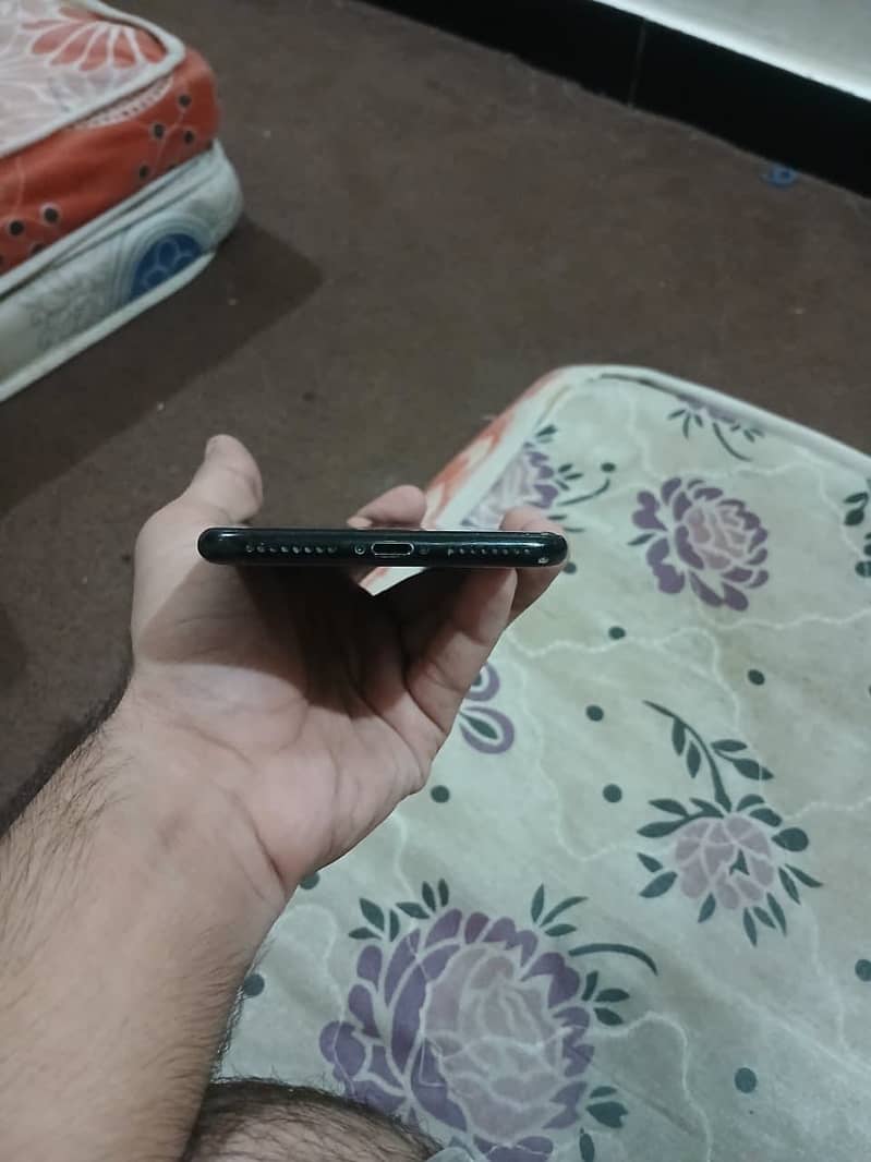Apple iPhone 7 Plus 5