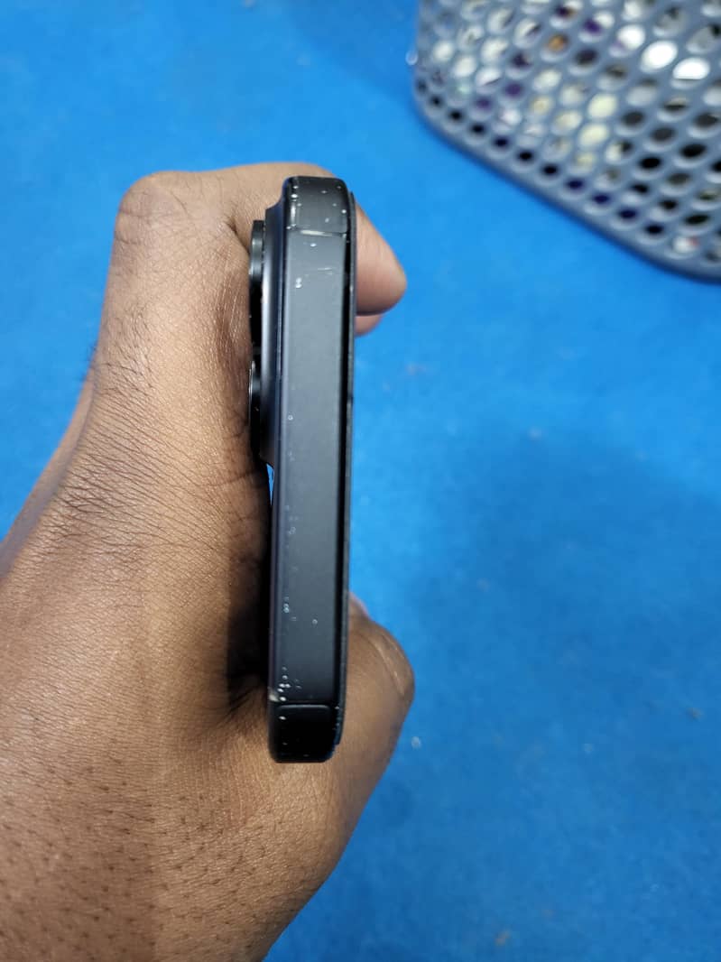 Apple iPhone 15 4