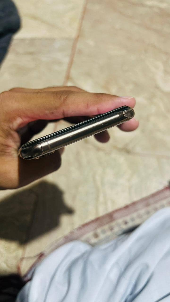 Apple iPhone XS 5