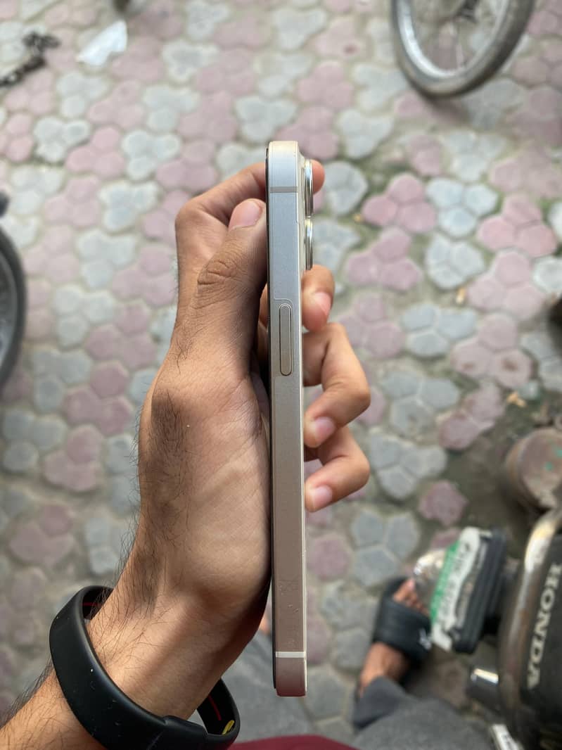 Apple iPhone 13 2
