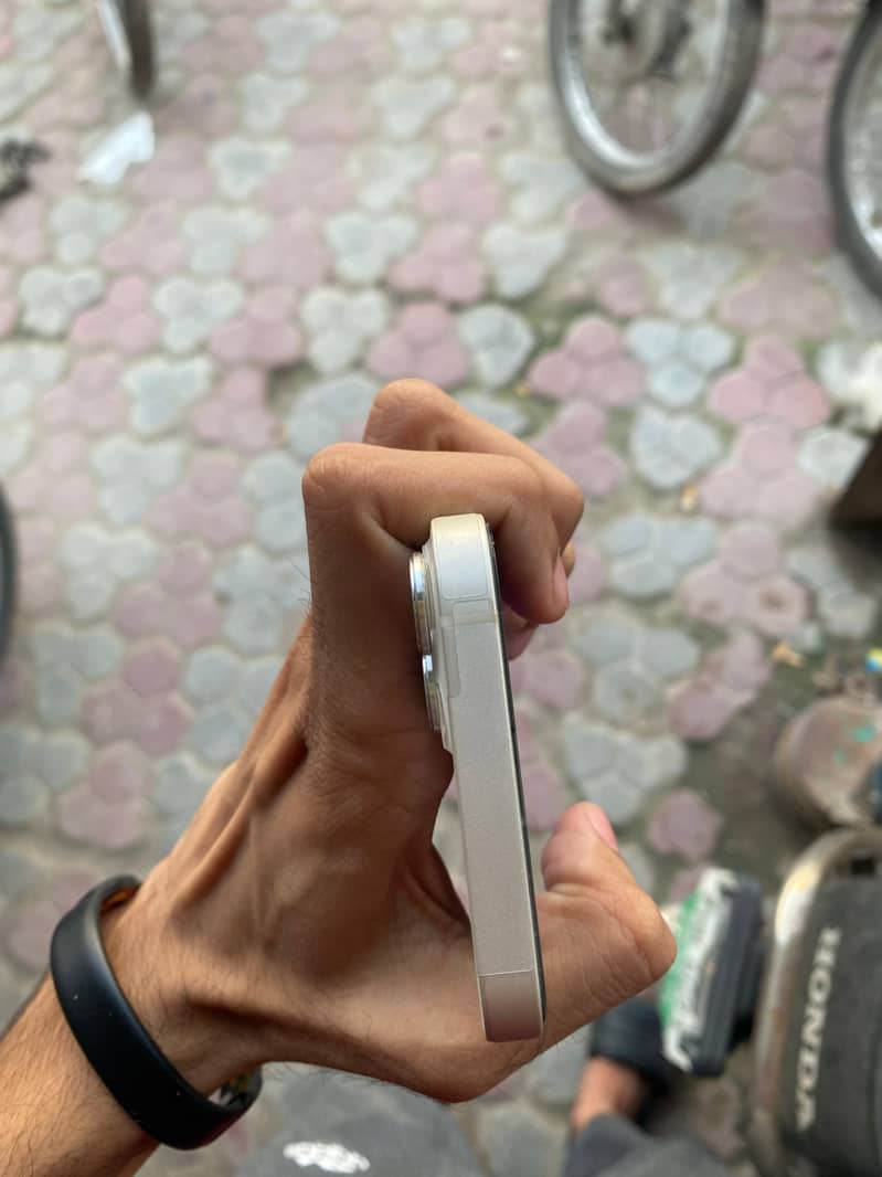 Apple iPhone 13 4