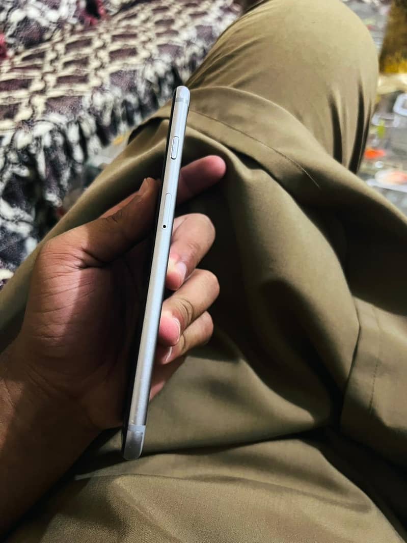 Apple iPhone 6S Plus 4