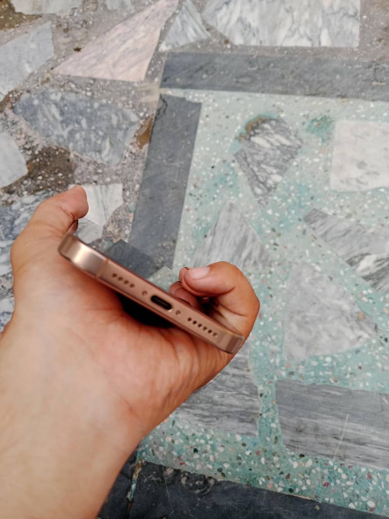 Apple iPhone 16 Pro Max 2