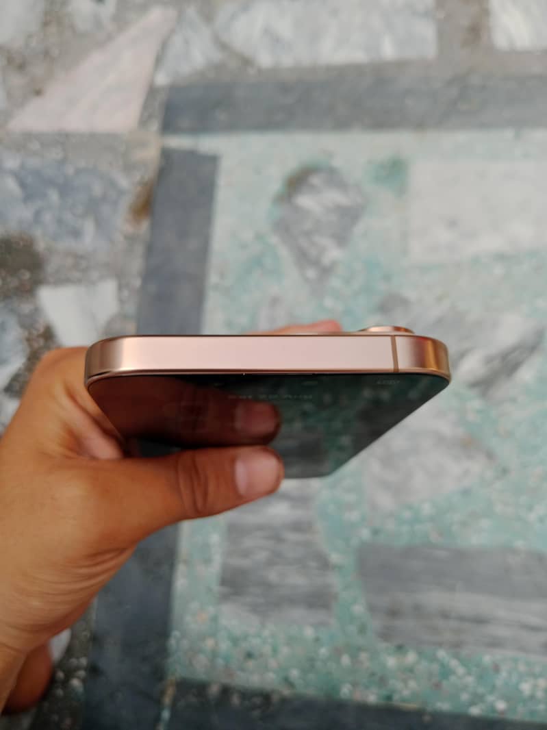 Apple iPhone 16 Pro Max 4