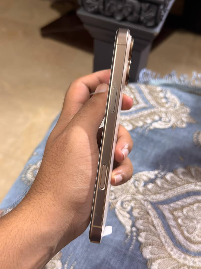 IPHONE 16 PRO MAX 6