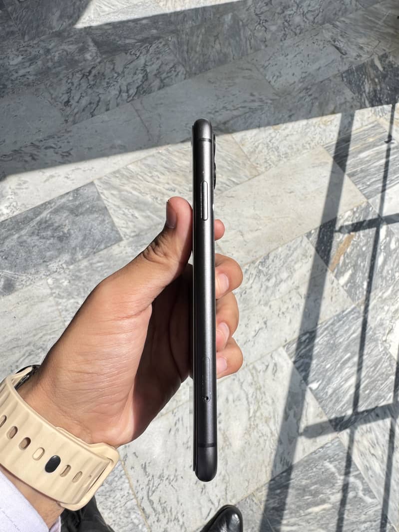 Apple iPhone 11 3